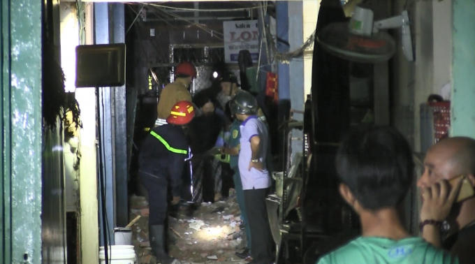 Lực lượng chức năng đưa người dân ra ngoài.