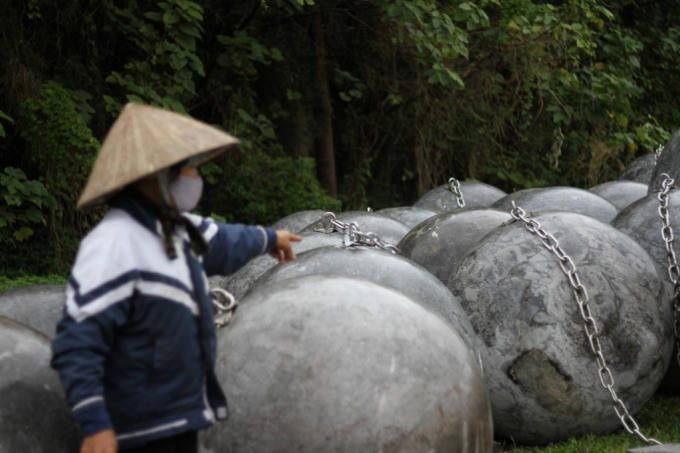 Theo bà H quê ở Nam Định là người nhặt ve chai thường đi qua nơi này cho biết, vào những buổi chiều nắng ráo người dân thường đưa con em mình đến đây để chơi đùa với những quả bóng xích.