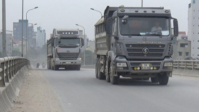 Cảnh "hung thần xa lộ" nối đuôi nhau trên cầu vượt An Khánh.