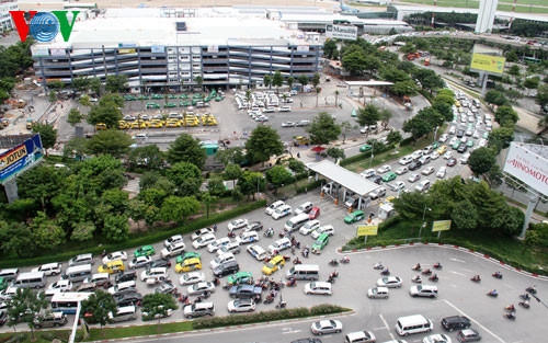 Tuyến đường vào Sân bay Tân Sơn Nhất thường xuyên ùn tắc.