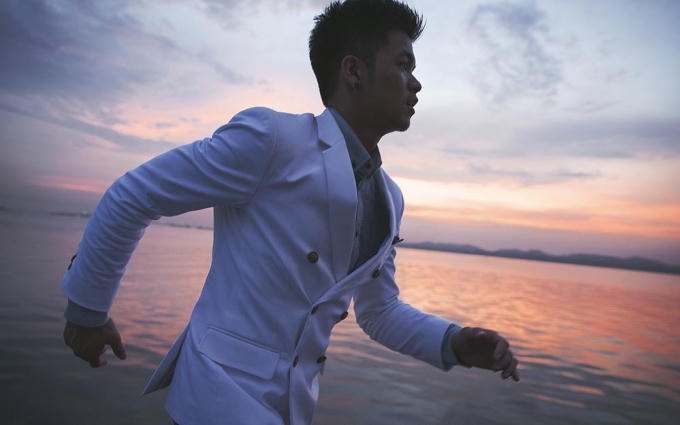 Qu&aacute;n qu&acirc;n Vietnam Idol Trọng Hiếu chạy