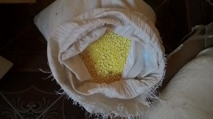 Một trong bao đựng hóa chất lưu huỳnh.