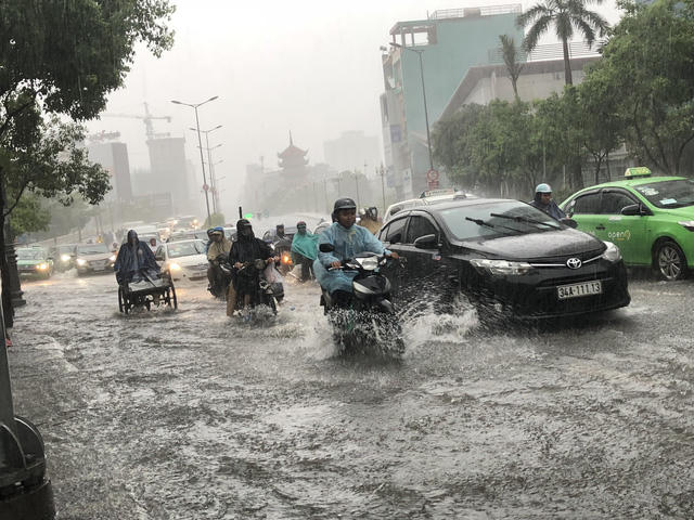 TP HCM: Cửa ng&otilde; s&acirc;n bay T&acirc;n Sơn Nhất rối loạn do ngập nước kết hợp với kẹt xe