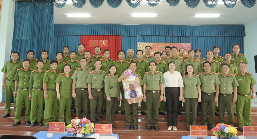 Đại tá Lê Tấn Vinh cùng lãnh đạo xã tặng quà lực lượng an ninh, trật tự cơ sở và thăm, chúc Tết Công an xã Châu Thới.