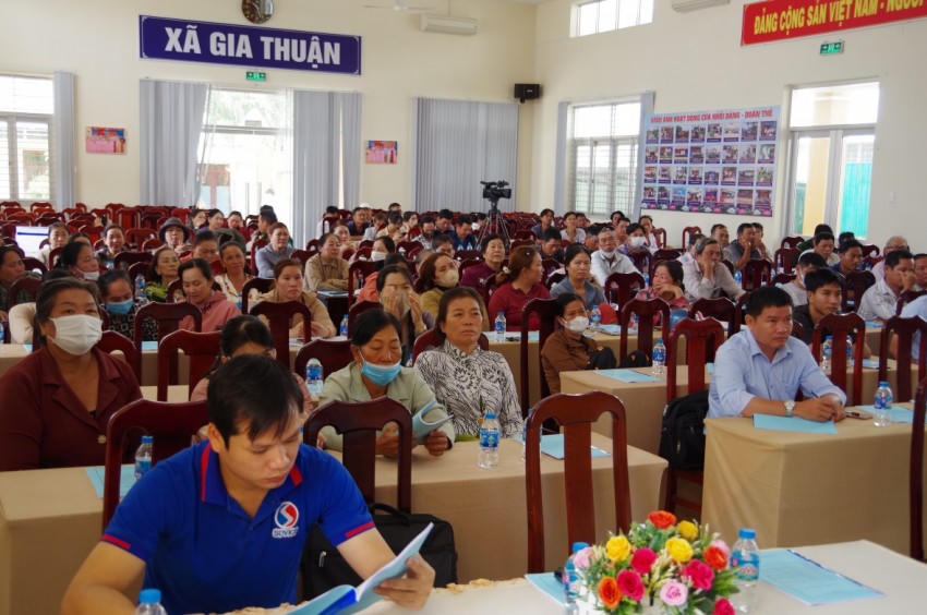 Bà con ngư dân xã Gia Thuận tham gia buổi tuyên truyền