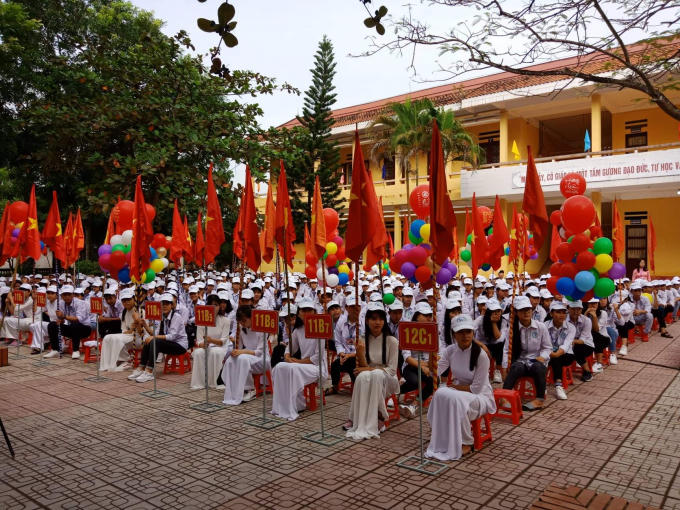 Các học sinh đang dự lễ kỷ niệm 30 năm ngày thành lập trường.