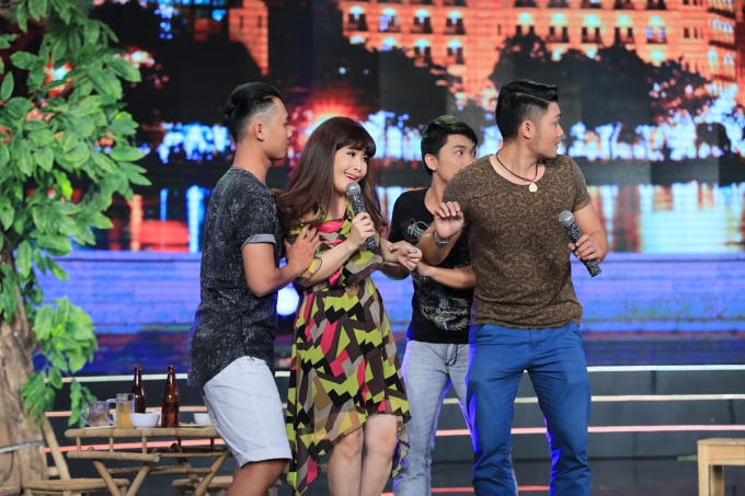 Thi đấu vật tay, Hồng Vân khiến 2 đấng nam nhi