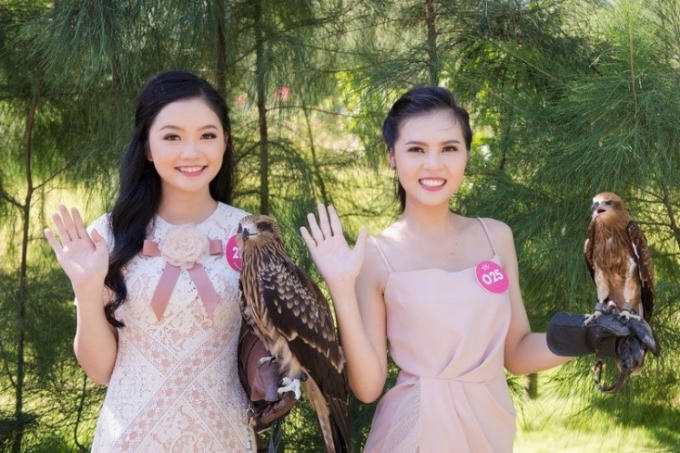 Những cô gái xinh đẹp đang tạo dáng cùng một số loài chim trong FLC Zoo Safari Park