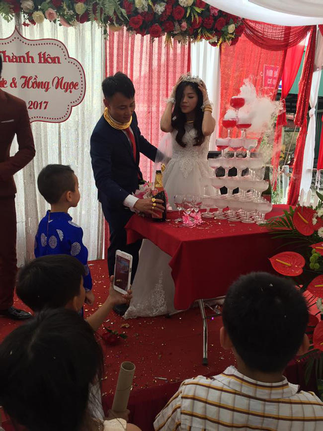 Chú rể đeo nhiều vàng vượt mặt cô dâu