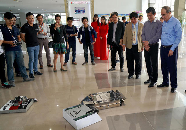 Bí thư Thành uỷ TPHCM Nguyễn Thiện Nhân thăm các sản phẩm khoa học công nghệ của  trường ĐH Sư phạm kỹ thuật TPHCM. (Ảnh: H.T)