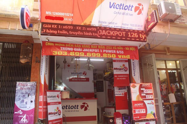 Đại lý Vietlott, nơi bán vé độc đắc Jackpott trúng gần 304 tỷ đồng tại Hà Nội. (Ảnh: Hồng Vân).