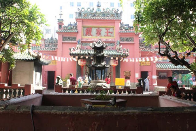 Bên trong ngôi chùa vẫn có nhiều du khách và phật tử tới thắp hương cầu nguyện.