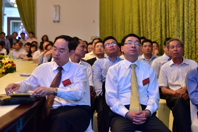 Các doanh nhân chăm chú theo dõi hội nghị.