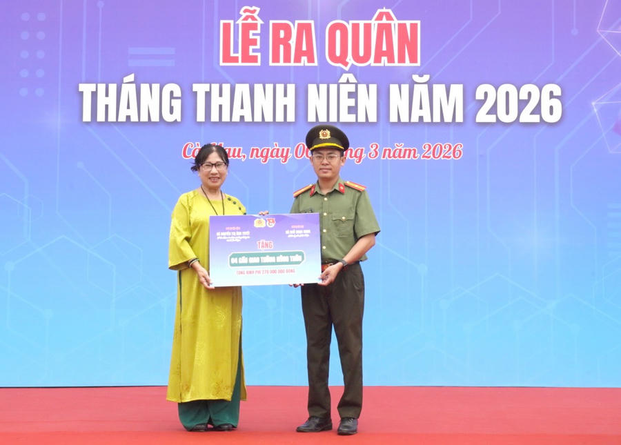 Bà Nguyễn Thị Ánh Tuyết – Phó Ban Từ thiện xã hội Phật giáo tỉnh Cà Mau trao kinh phí hỗ trợ xây dựng 04 cầu giao thông nông thôn.