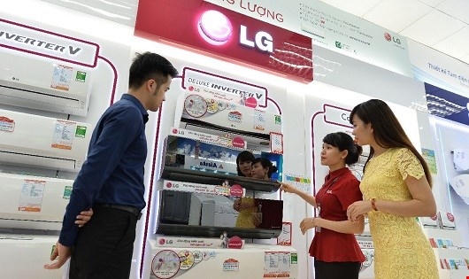 Những ngày nắng nóng, mặt hàng điều hòa, quạt điện, máy phát điện đắt hàng như tôm tươi.