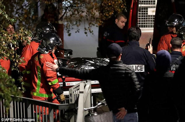 Lực lượng cảnh sát đưa xác con hổ đi. Trước đó, con hổ đã hung hăng đi lại trên đường phố, gây nên cảnh hỗn loạn, nó còn bước vào một nhà ga.