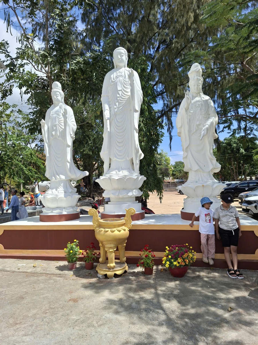 Tượng Phật được đặt tại nhiều nơi ở tháp chính của chùa dựng từ rất nhiều vỏ ốc. nơi được xây