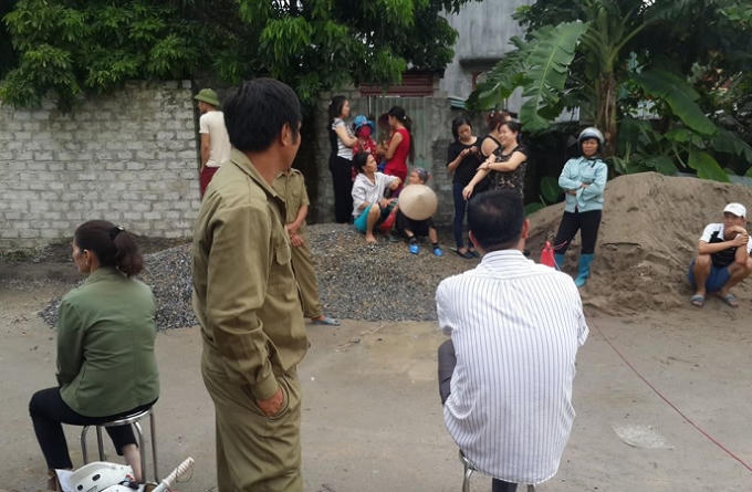 Đông đảo người dân bàn tán về vụ án mạng nghiêm trọng còn nhiều bí ẩn.