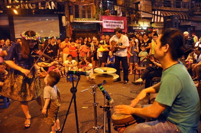 Biểu diễn nhạc trên phố Hàng Buồm - Ảnh: Quang Thế (tuoitre.vn)