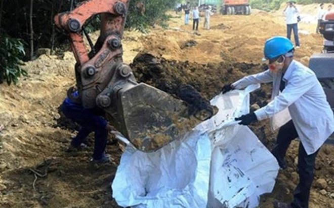 Cơ quan chức năng lấy mẫu và yêu cầu công ty vi phạm khắc phục hậu quả.