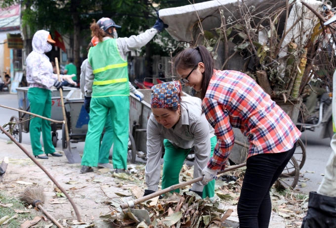 Sự vui vẻ, phấn khởi rạng ngời trên khuôn mặt của mọi người khi cùng chung tay góp phần giúp Thủ đô ngày một sạch đẹp.