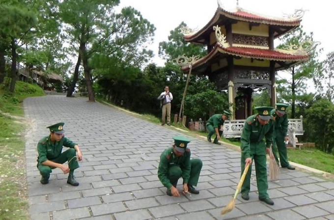 Những lúc thưa khách đến viếng, các chiến sĩ lại quét dọn, nhặt rác ở con đường dẫn lên mộ Người.