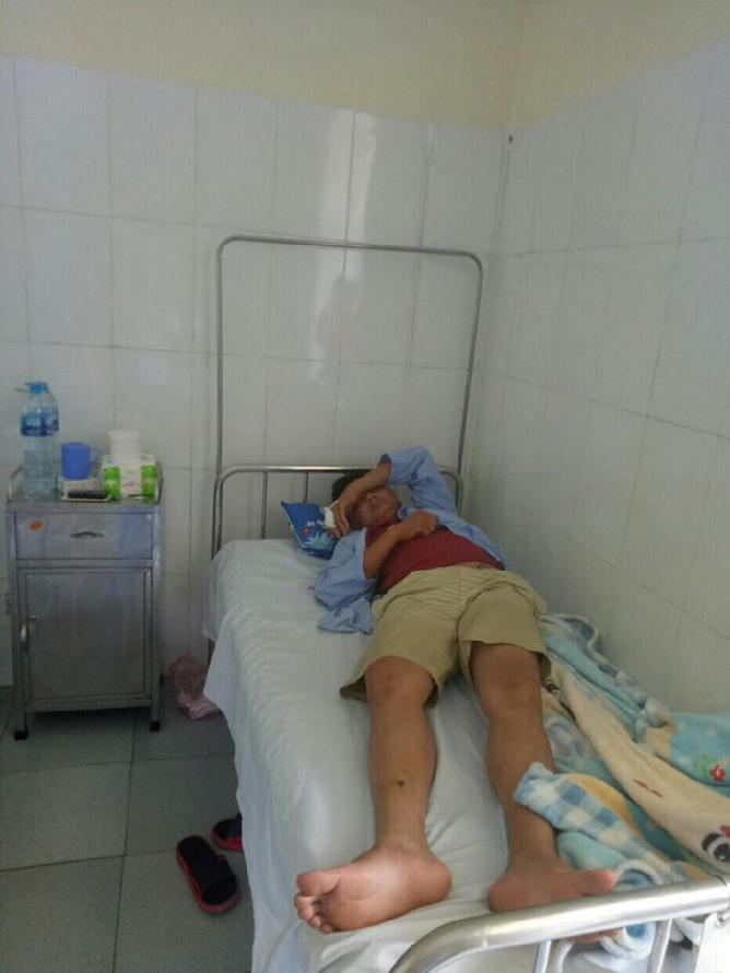 Anh Công bị hành hung phải nhập viện trong tình trạng bị chấn thương.