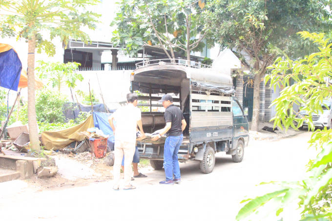Thi thể nạn nhân được chuyển về nhà xác.