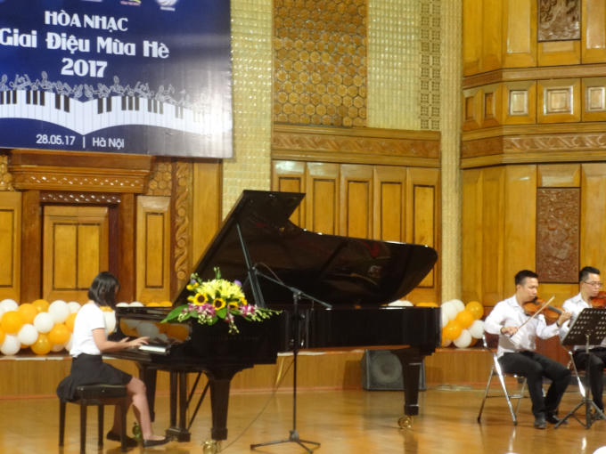 Bạn Linh Phương - biểu diễn bản nhạc "Thư gửi Elise" của Beethoven tại chương trình.