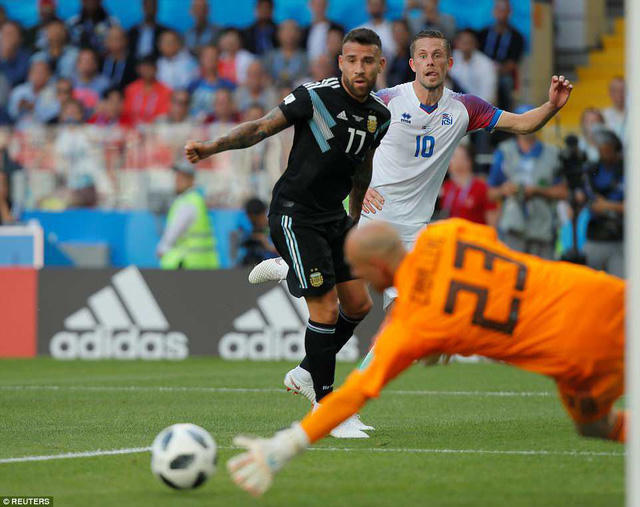 Sigurdsson nhiều lần khiến hàng thủ Argentina điêu đứng khi Iceland phản công nhanh. Ảnh: Reuters