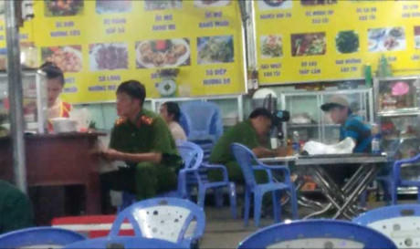 Cảnh sát có mặt ghi nhận vụ việc. (Ảnh: báo Dân Việt)