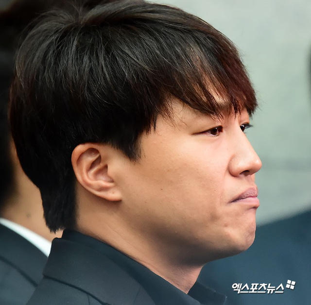Cha Tae Hyun mắt đỏ hoe.