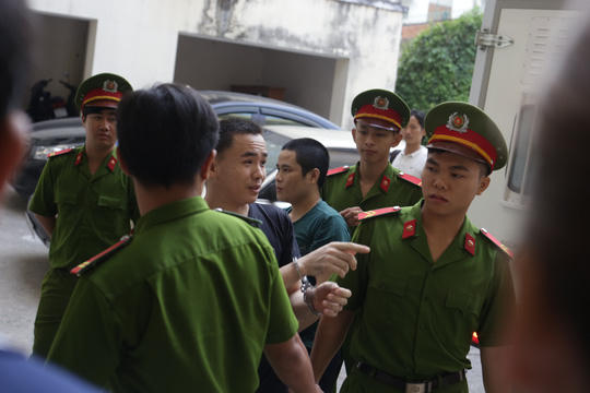 Các đối tượng được dẫn đến tòa. (Ảnh: báo Người lao động)