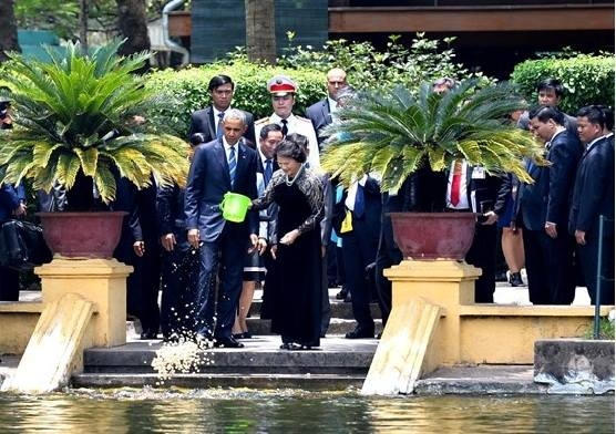 Tổng thống Obama cùng nữ Chủ tịch Quốc hội Việt Nam đã cùng cho cá ăn tại ao cá Bác Hồ.