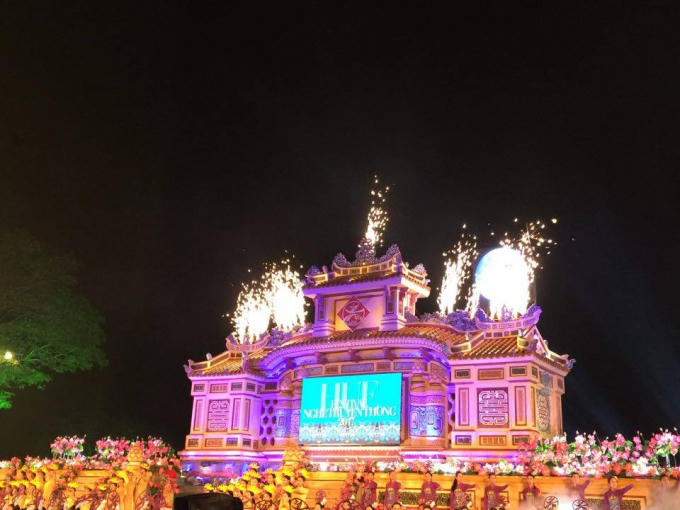 Lễ khai mạc được diễn ra trên một sân khấu ấn tượng.