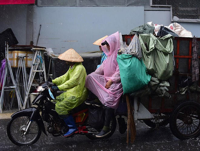 Nhiều xe phải bật đèn chạy dưới trời mưa