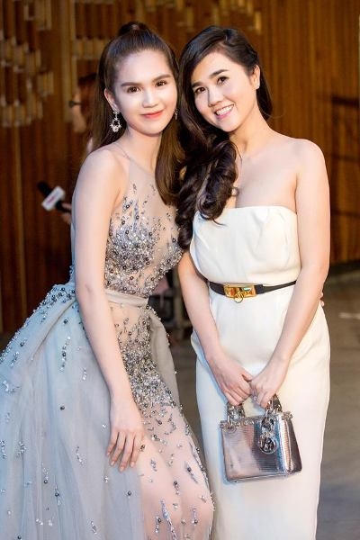 Ngọc Trinh chụp với chị của mình.