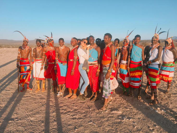 Phạm Hương, Lệ Hằng đã chơi đùa với các em nhỏ ở đây và vào xem nơi họ ở, những căn lều.