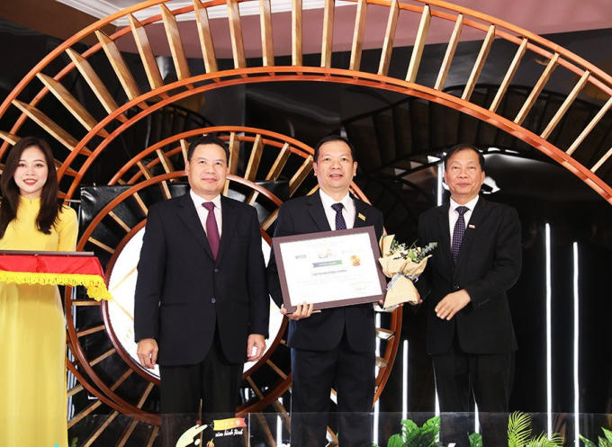 Ông Phạm Thanh Hùng - Phó Chủ tịch kiêm Phó Tổng Giám đốc Tập đoàn Hưng Thịnhnhận chứng nhận Top 10 doanh nghiệp bền vững tại Việt Nam 2020  từ Thứ trưởng Bộ Lao động Thương binh và Xã hội - ông Lê Văn Thanh (bên trái)  và Ông Hoàng Quang Phòng - Phó Chủ tịch VCCI (bên phải)