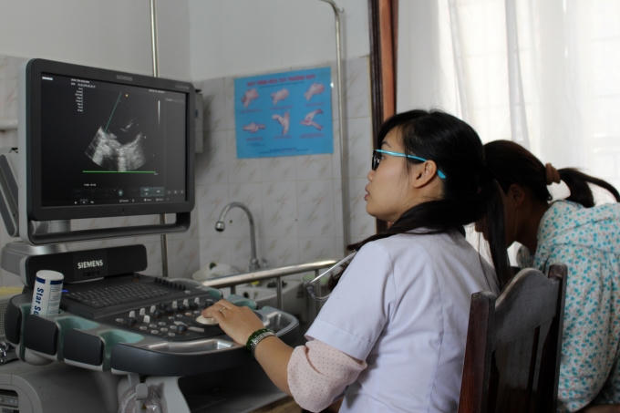 Kiểm tra bằng máy móc, thiết bị chuyên ngành công nghệ cao. (Ảnh: Đức Biên).