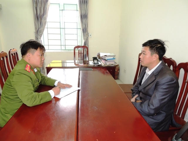 Đối tượng Lại Văn Điền (bên phải) tại cơ quan điều tra (ảnh Công an Hà Nam).