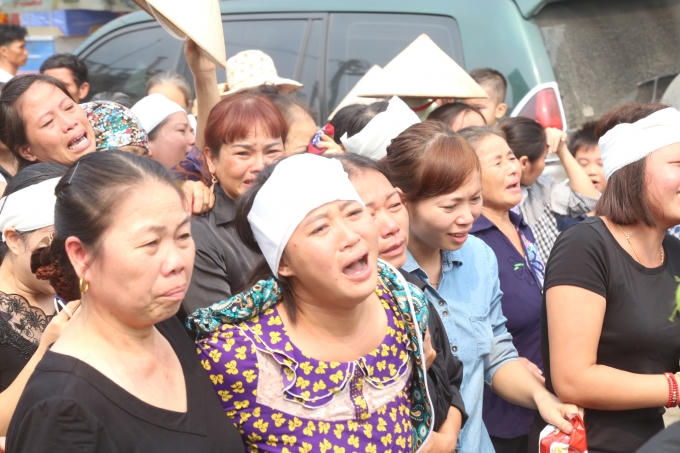 Không khí tang thương bao trùm làng quê vốn dĩ yên bình.