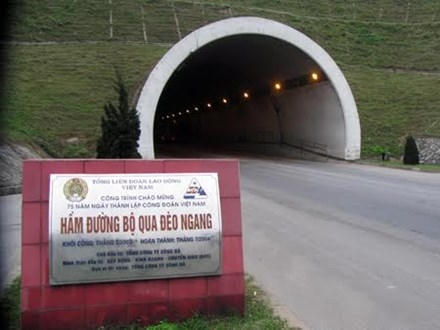 Hầm đường bộ qua đèo Ngang.