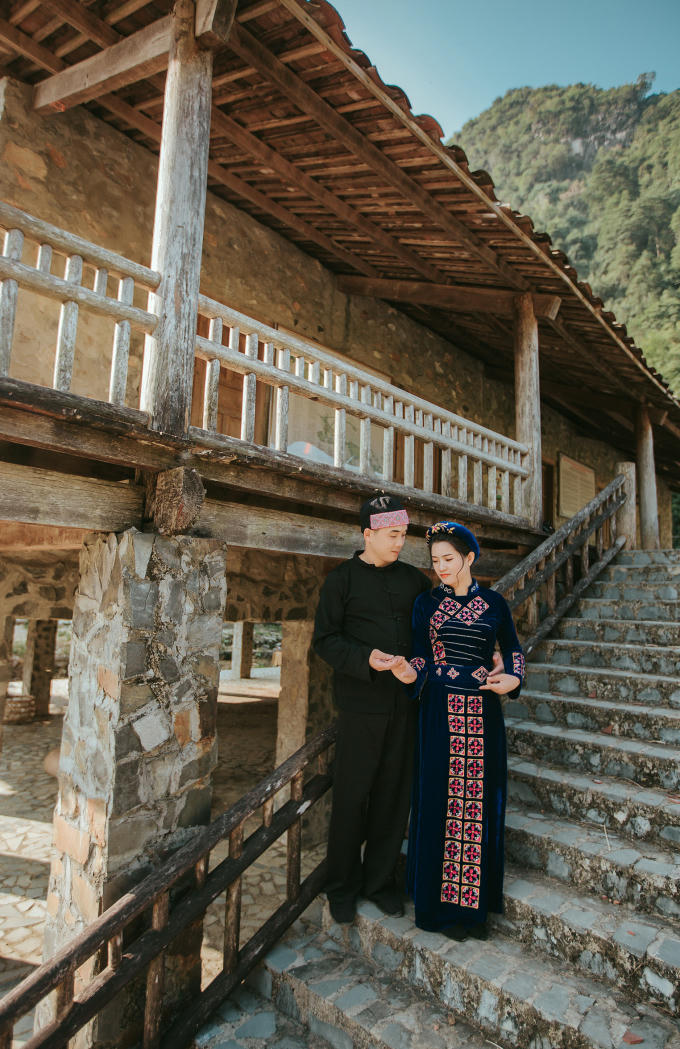 Chia sẻ về lí do chọn trang phục áo truyền thống của dân tộc Tày, bạn Thu cho biết: "Sinh ra tại miền quê biên viễn, nơi địa đầu của Tổ quốc, tôi luôn tự hào về truyền thống cách mạng và ý chí kiên cường, giữ vững chủ quyền Quốc gia của các thế hệ cha ông".