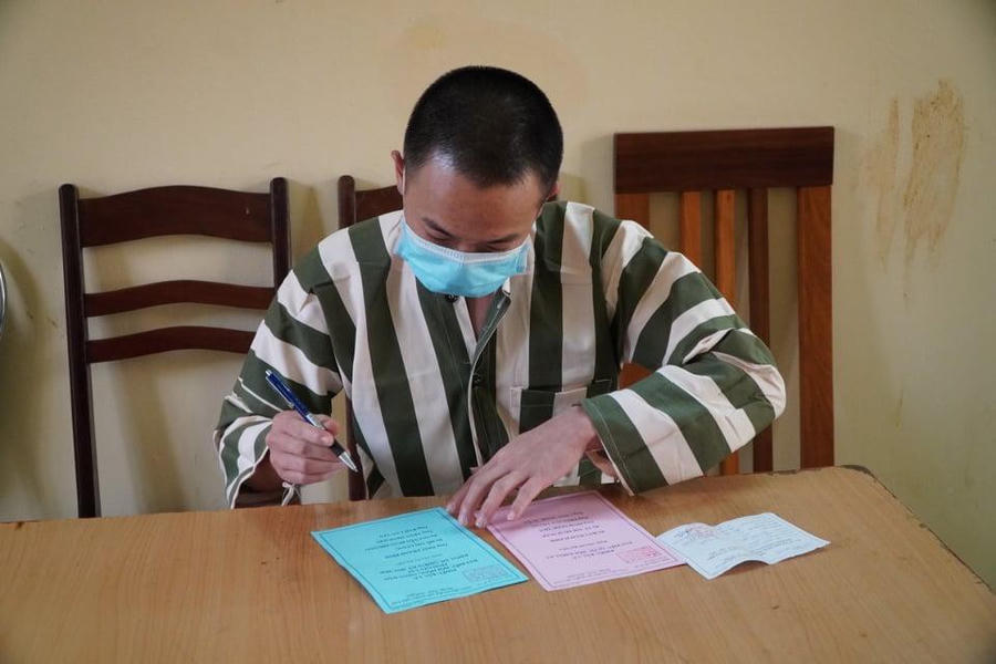Dương Xuân Hào, 33 tuổi, đang bị tạm giữ về hành vi đánh bạc cho biết, năm nay việc đi bầu cử diễn ra trong khi bị tạm giữ, nhưng vẫn đảm bảo quyền công dân và phòng chống dịch COVID-19. “Trước khi bầu, đã được các cán bộ công an hướng dẫn thực hiện quyền công dân”, Hào nói.