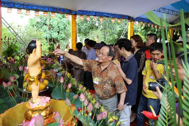 Tắm cho Phật là một cử chỉ tỏ lòng tôn kính, hân hoan của người con Phật...