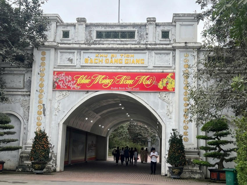 Người dân và du khách thập phương về Khu Di tích lịch sử Quốc gia Bạch Đằng Giang dự Lễ khai ấn Đức Thánh Trần năm 2026.
