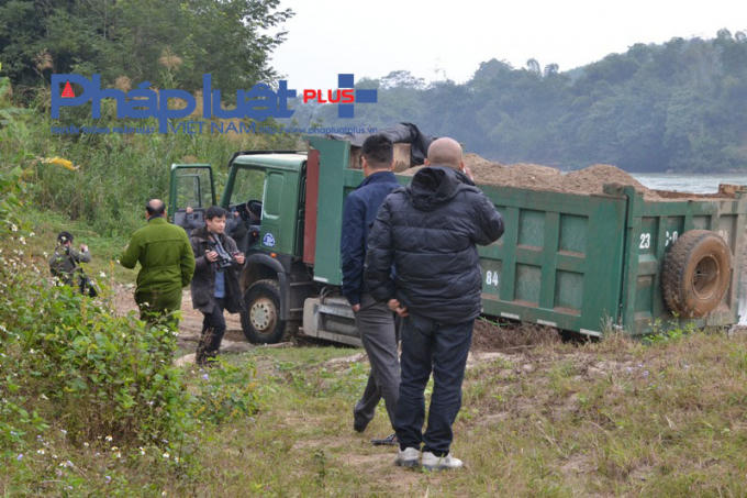 Các đối tượng ngang nhiên khai thác cát vào ban ngày. (Ảnh: P.G.H)