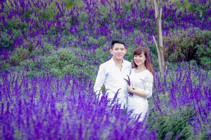 Đôi bạn trẻ này muốn lưu giữ hình ảnh của mình bên cánh đồng hoa tím biếc. Ảnh: Nguyễn Thắng.