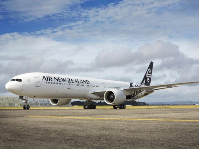 Hãng Air New Zealand có thiết kế mạnh mẽ với hai màu đen trắng và biểu tượng “koru” – lá cây dương xỉ chưa mở - biểu tượng nghệ thuật, văn hóa Māori của đất nước New Zealand, tượng trưng cho cuộc sống, sự đổi mới và hy vọng vào tương lai.